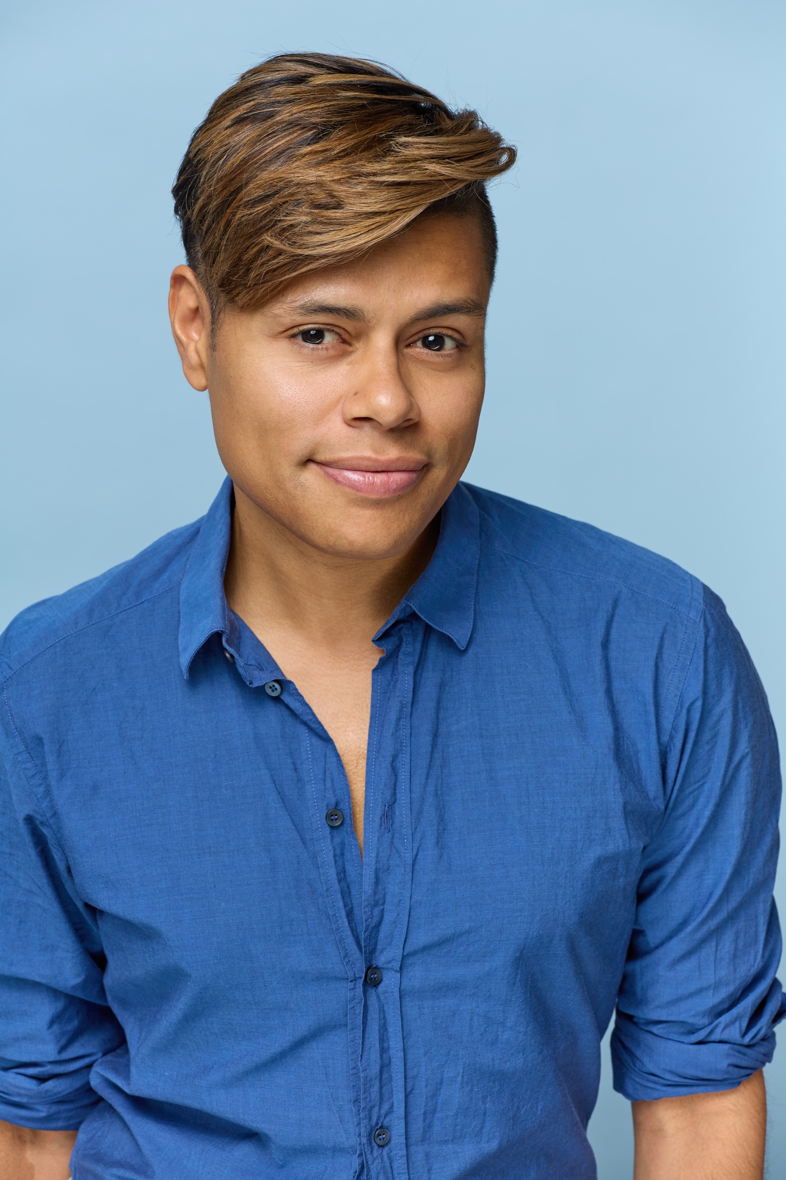 Aaron Stier in a blue shirt against a light blue background